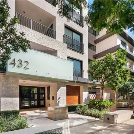 Rent this 3 bed condo on 448 North Oakhurst Drive in Beverly Hills, CA 90210