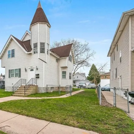 Buy this studio house on 672 North Ashland Avenue in Green Bay, WI 54303
