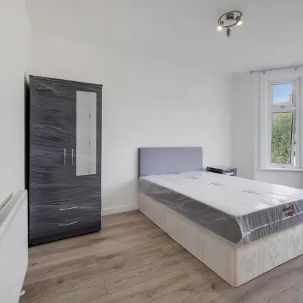 Rent this 4 bed apartment on Links Road in London, SW17 9EJ