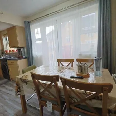 Image 6 - unnamed road, London, HA8 5RB, United Kingdom - Apartment for sale