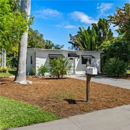 Rent this 3 bed house on Avalon Elementary School in Cottage Grove Avenue, Collier County