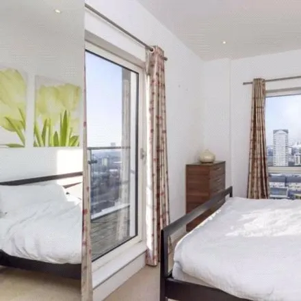 Rent this 2 bed apartment on 35 Lincoln Plaza in Millwall, London