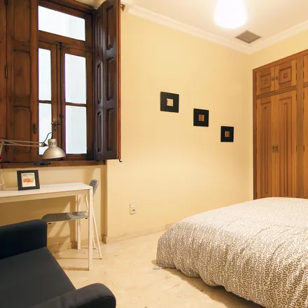 Rent this 8 bed room on Montmarte in Carrer de Sant Martí, 46001 Valencia