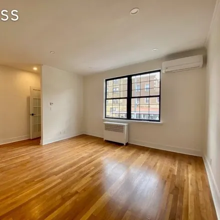 Image 2 - 21-68 Steinway Street, New York, NY 11105, USA - House for rent