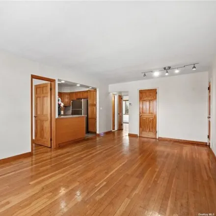 Image 3 - 61-14 157th Street, New York, NY 11367, USA - House for sale