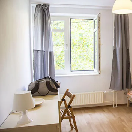 Rent this 4 bed room on Quarters in Stromstraße, 10551 Berlin