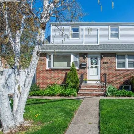 Buy this 5 bed house on 4 Kiesenwetter Lane in North End Business District, Secaucus