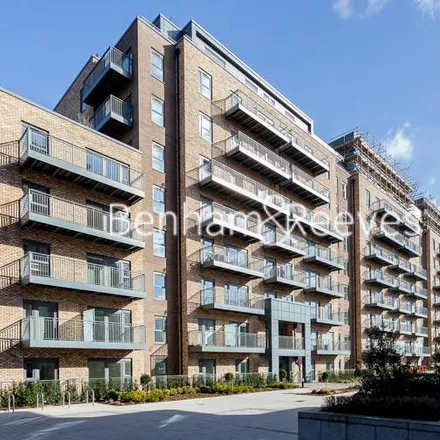 Rent this 2 bed apartment on Fairbank House in Beaufort Square, London