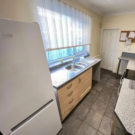 Image 3 - Roseacre, Thistleberry Avenue, Newcastle-under-Lyme, ST5 2LW, United Kingdom - House for rent