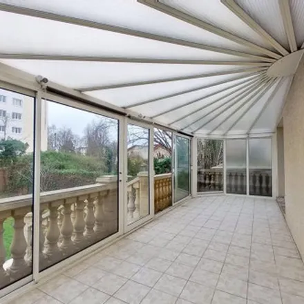 Rent this 13 bed apartment on 5 Avenue Frédéric Joliot-Curie in 91270 Vigneux-sur-Seine, France