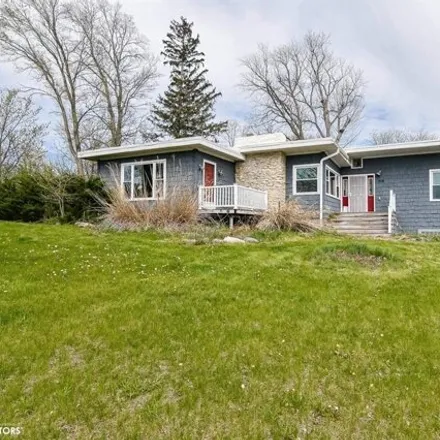 Buy this 3 bed house on 906 Highland Acres Road in Marshalltown, IA 50158