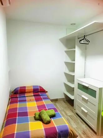 Rent this 3 bed room on Carrer del Vall de Laguar in 12, 46009 Valencia