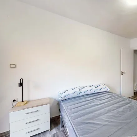 Rent this 4 bed room on Carrer del Mestre Manfredo Monforte in 46470 Catarroja, Spain