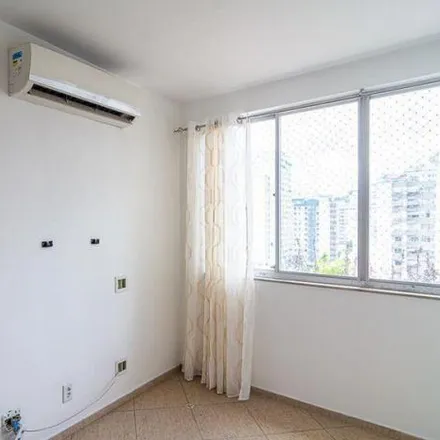 Buy this 3 bed apartment on Rua Professor Miguel Couto 436 in Icaraí, Niterói - RJ