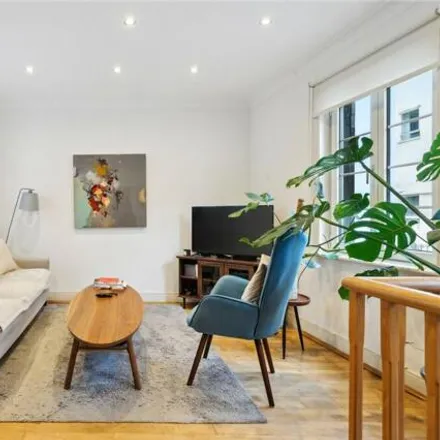 Rent this 4 bed room on 7 Craven Hill Mews in London, W2 3DP