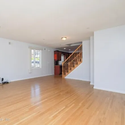 Image 5 - 33 Mills Avenue, New York, NY 10305, USA - House for sale
