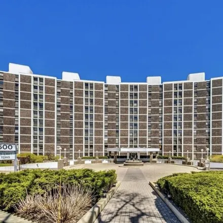 Buy this 3 bed condo on 1500 Sheridan Road in Wilmette, New Trier Township