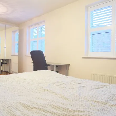 Rent this 5 bed apartment on Greenfell Mansions in Marlowe Path, London