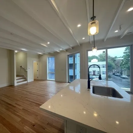 Image 1 - 58 Cameron Street, Brookline, MA 02445, USA - Apartment for rent