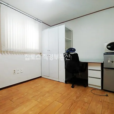 Rent this studio apartment on 서울특별시 관악구 신림동 103-140