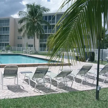 Buy this 2 bed condo on 206 Southeast 10th Street in Dania Beach, FL 33004