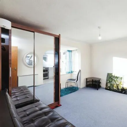 Image 2 - Hunters Lane, Watford, Hertfordshire, N/a - Apartment for sale