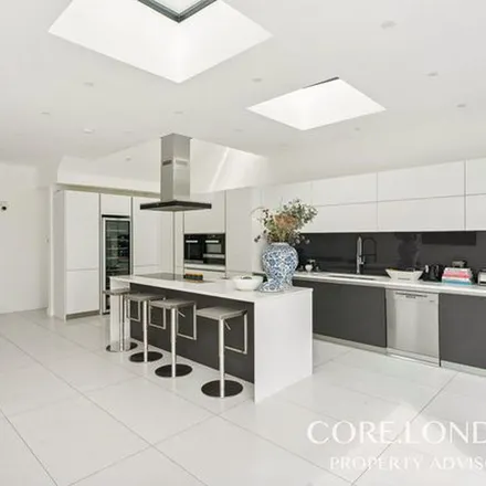 Rent this 5 bed duplex on 10 Pope's Lane in London, W5 4NA