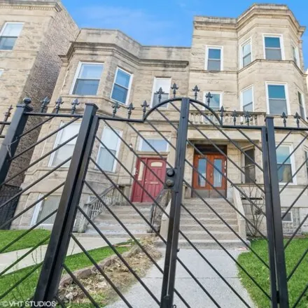 Rent this 3 bed condo on 6352 South Ingleside Avenue in Chicago, IL 60637