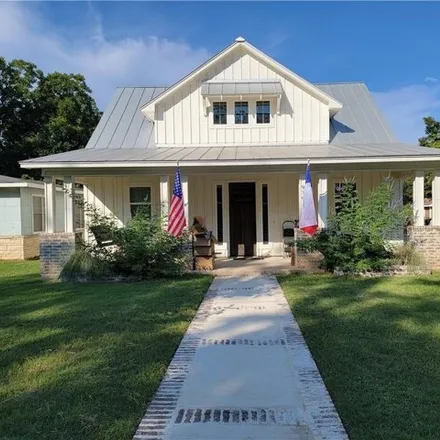 Rent this 4 bed house on 924 North Union Avenue in Landa Park Estates, New Braunfels