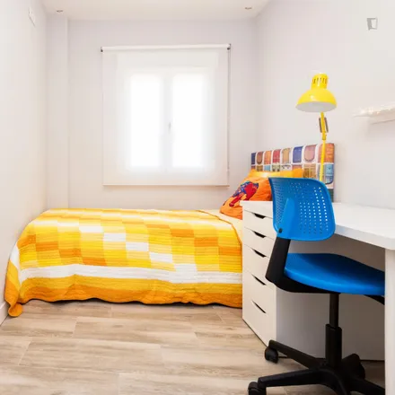 Rent this 4 bed room on Madrid in Escuela de Educación Infantil Valle Inclán, Calle Río Tormes