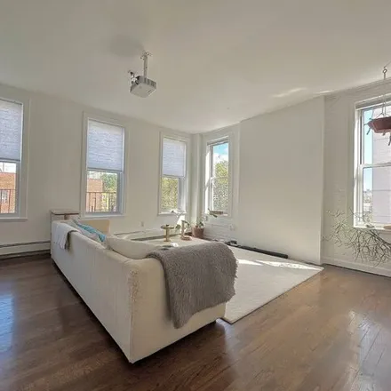 Image 3 - 194 Concord Street, New York, NY 11201, USA - House for sale