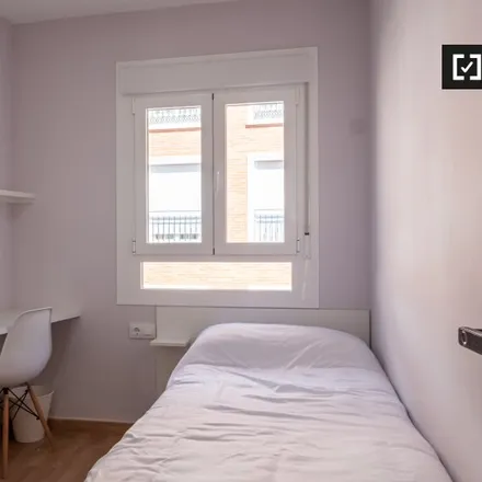 Rent this 8 bed room on London Café in Calle General Castaños, 1