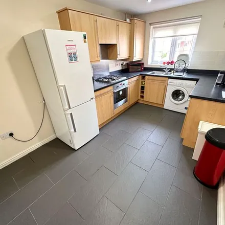 Rent this 3 bed townhouse on Jackswood Avenue in Ellesmere Port, CH65 3BT