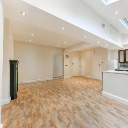 Rent this 4 bed townhouse on Ayub Endodontics in 2 Salisbury Road, London