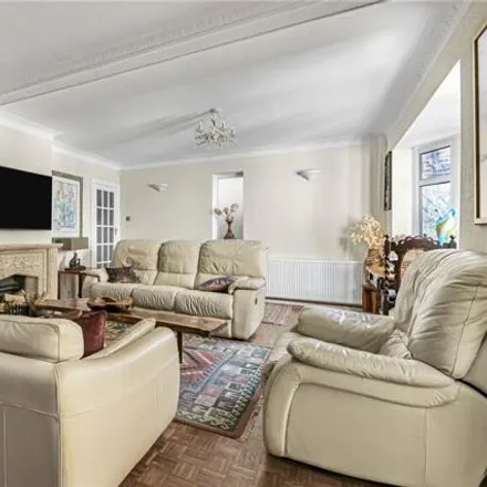 Image 5 - Woodland Drive, Hove, BN3 6DH, United Kingdom - House for sale