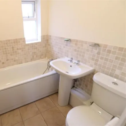 Image 5 - Rugby Gardens, London, RM9 4BA, United Kingdom - House for rent