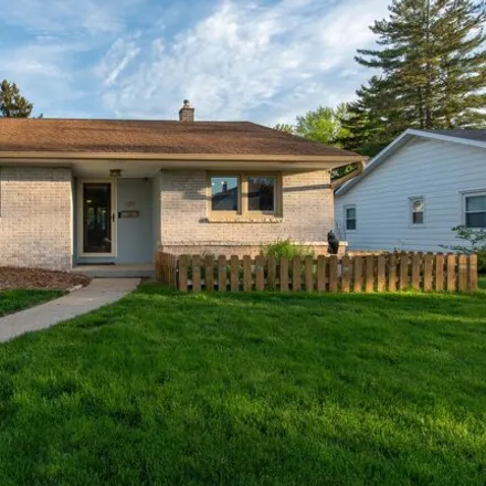 Buy this 3 bed house on 407 East Newhall Avenue in Waukesha, WI 53186