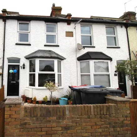 Rent this 3 bed townhouse on Park Pharmacy in King's Road, Canterbury