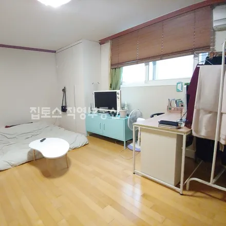 Rent this studio apartment on 서울특별시 서초구 잠원동 11-10