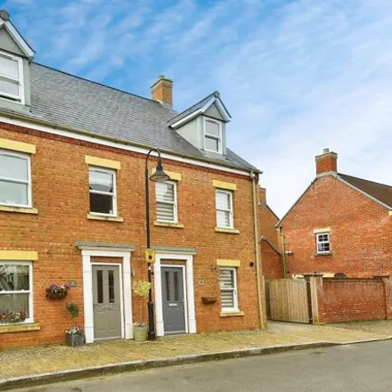 Buy this 3 bed duplex on Trecastle Road in Swindon, SN1 7AB