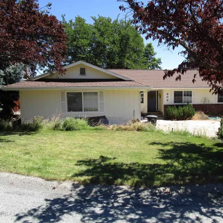 Buy this 3 bed house on 806 Scenic Court in Yreka, CA 96097