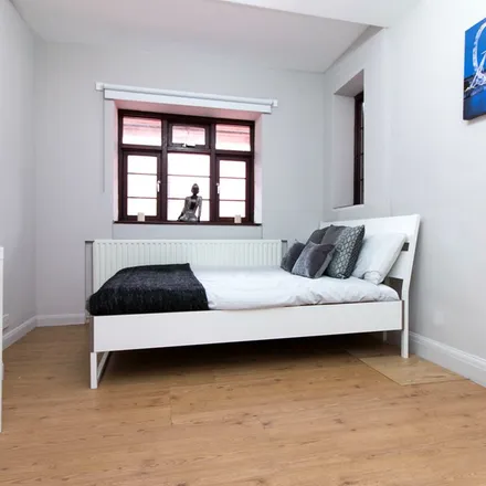 Rent this 4 bed apartment on unnamed road in London, SW4 8AQ