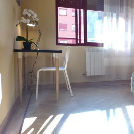 Rent this 4 bed room on Madrid in Calle de Melilla, 28005 Madrid