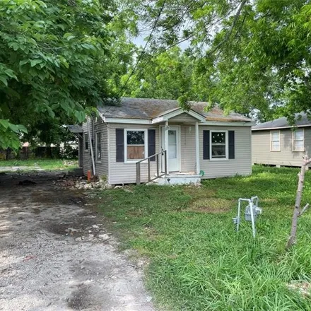 Buy this 1 bed house on 3924 McKinney Extended in La Marque, TX 77568