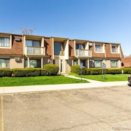 Buy this 2 bed condo on 7062 Villa Drive in Waterford Charter Township, MI 48327