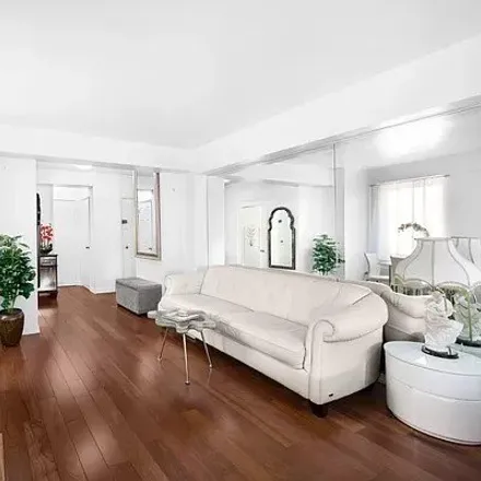 Image 1 - 225 East 46th Street, New York, NY 10017, USA - Condo for sale