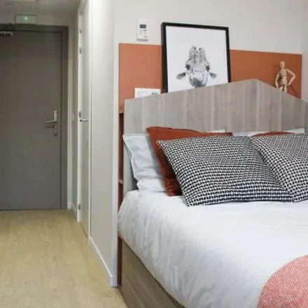 Rent this 3 bed room on Restaurante El Bodegón del Sadar in Paseo Fermín Ezcurra, 31006 Pamplona