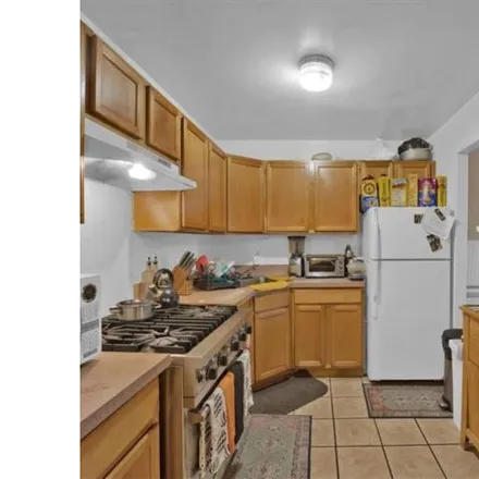 Image 3 - 925 East 216th Street, New York, NY 10469, USA - House for sale