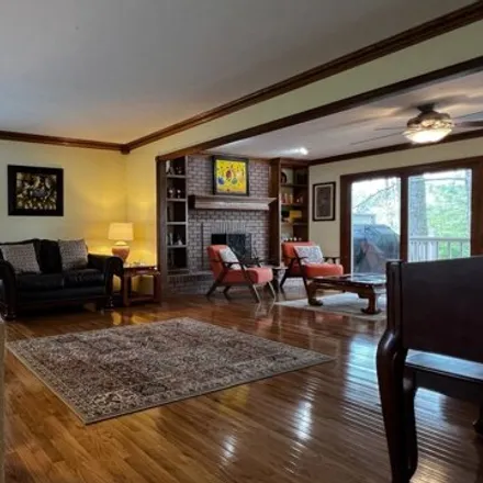 Image 7 - 930 Shorewood Court, Columbus, IN 47201, USA - House for sale