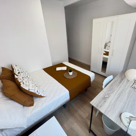 Rent this 4 bed room on Carrer de Sant Joan Bosco in 44, 46019 Valencia